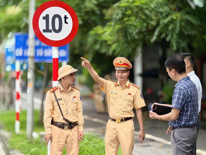 Phòng CSGT Công an TP. Hà Nội đã kiểm tra thực tế, triển khai các giải pháp tổ chức giao thông và tăng cường xử lý vi phạm.