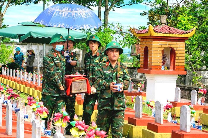 Với sự cẩn trọng và thành kính, cán bộ, chiến sĩ Đội Quy tập Bộ CHQS tỉnh Nghệ An khai quật từng phần mộ để thu thập mẫu hài cốt phục vụ xác định danh tính liệt sĩ.