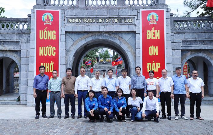 Đoàn chụp ảnh lưu niệm tại Nghĩa trang Liệt sĩ Việt – Lào.