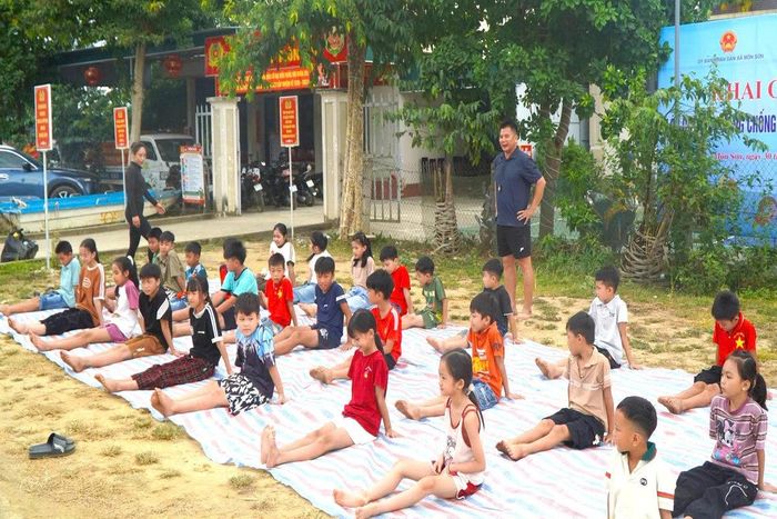 Các em nhỏ được hướng dẫn kỹ thuật bơi cơ bản và kỹ năng phòng, chống đuối nước trong lớp học đặc biệt.