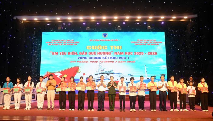 Trao tặng quỹ khuyến học cho học sinh.