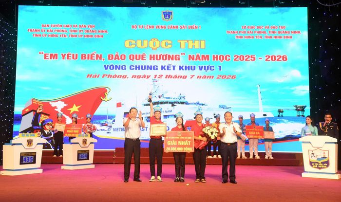 Ban Tổ chức trao giải Nhất cuộc thi cho đội Bạch Long Vĩ, TP Hải Phòng.