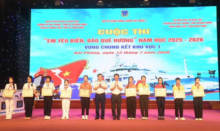 Trao thưởng cho các em học sinh đạt giải trong Cuộc thi vẽ tranh với chủ đề “Biển đảo Tổ quốc và Người chiến sĩ Cảnh sát biển”.