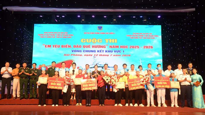 Ban Tổ chức cuộc thi và đại biểu chụp ảnh với các đội thi.