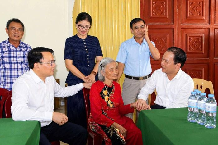 Đoàn công tác đã đến thăm, tặng quà Mẹ Việt Nam Anh hùng Nguyễn Thị Lĩnh tại thôn Văn Hội, xã Yên Thành.
