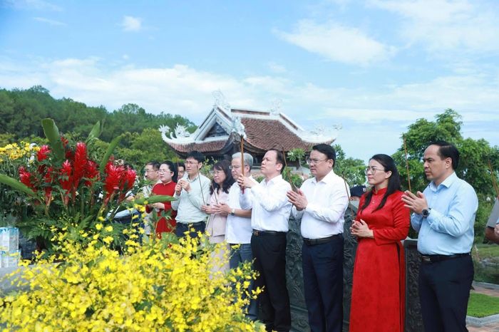 Bộ trưởng Hoàng Thanh Tùng cùng đoàn đã đến Khu di tích Quốc gia đặc biệt Kim Liên thành kính dâng hoa, dâng lễ, dâng hương tưởng niệm Chủ tịch Hồ Chí Minh.