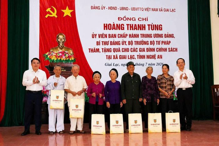 Bộ trưởng Hoàng Thanh Tùng đã trao tặng 20 suất quà cho các gia đình chính sách, thương binh, bệnh binh và người có công với cách mạng.
