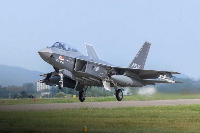 Một trong hai mẫu thử nghiệm hai chỗ ngồi của KF-21. Ảnh: ROKAF/theaviationist.com