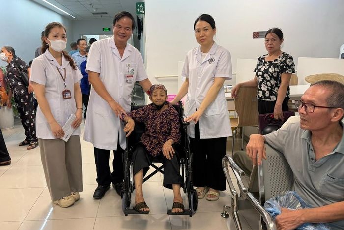 PGS Đào Xuân Cơ, Giám đốc Bệnh viện Bạch Mai trực tiếp cùng các y bác sĩ thực hiện chương trình khám, tầm soát và sàng lọc sức khỏe miễn phí dành cho 5.000 thương binh, bệnh binh, người có công với cách mạng và gia đình chính sách trên địa bàn tỉnh Ninh Bình.