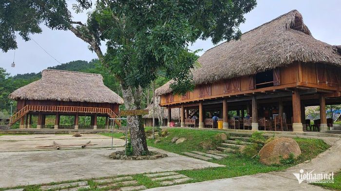 Không gian nhà sàn truyền thống được người dân gìn giữ, tạo điểm nhấn trong xây dựng cảnh quan nông thôn mới.