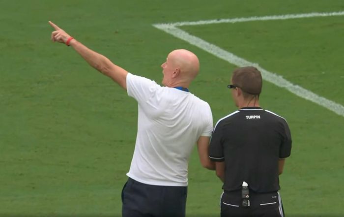 Cả Haaland và HLV Solbakken đều nêu tình huống với trọng tài - Ảnh: Fox