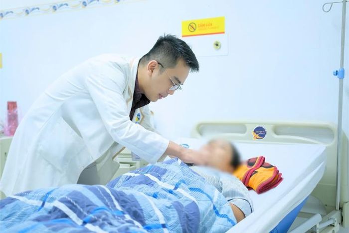 Bác sĩ khám cho bệnh nhân. Ảnh: BVCC.