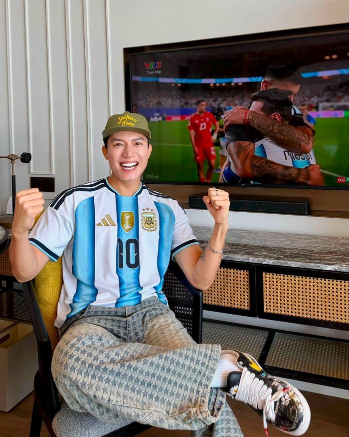 Ca sĩ Anh Tú không giấu được sự phấn khích tột độ, viết liền một mạch: "Messi không buông, Argentina không buông", kèm theo tiếng reo "sút vào bán kết anh em ơi" đầy hào hứng.