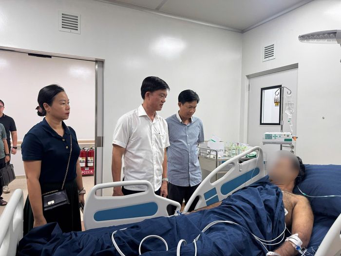 Ông Trần Minh Khoa, Chủ tịch UBND đặc khu Phú Quốc (áo trắng) đã đến bệnh viện thăm hỏi các nạn nhân. Ảnh: Hoàng Dung