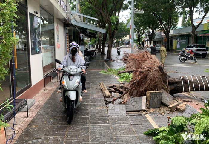 Xe máy phải di chuyển lên vỉa hè. Ảnh: Q.H