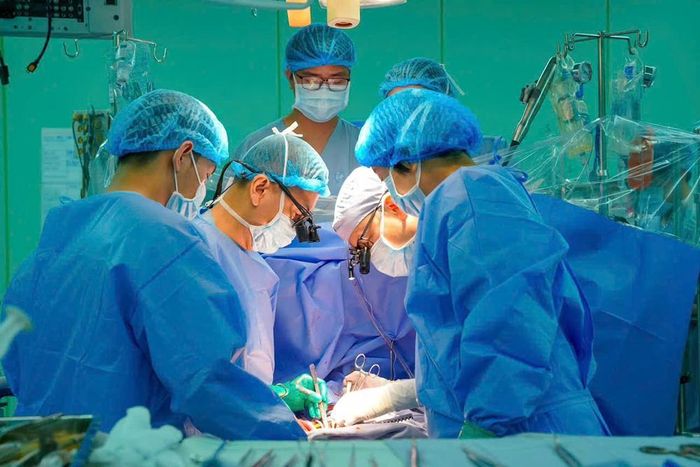 Ê-kíp bác sĩ Bệnh viện Đại học Y Dược TPHCM thực hiện ca ghép tim cho bệnh nhân. Ảnh: Ảnh: BVCC