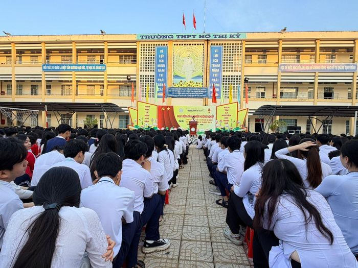 Thầy - trò Trường THPT Hồ Thị Kỷ trong một sự kiện tại trường. Ảnh: FB Trường THPT Hồ Thị Kỷ