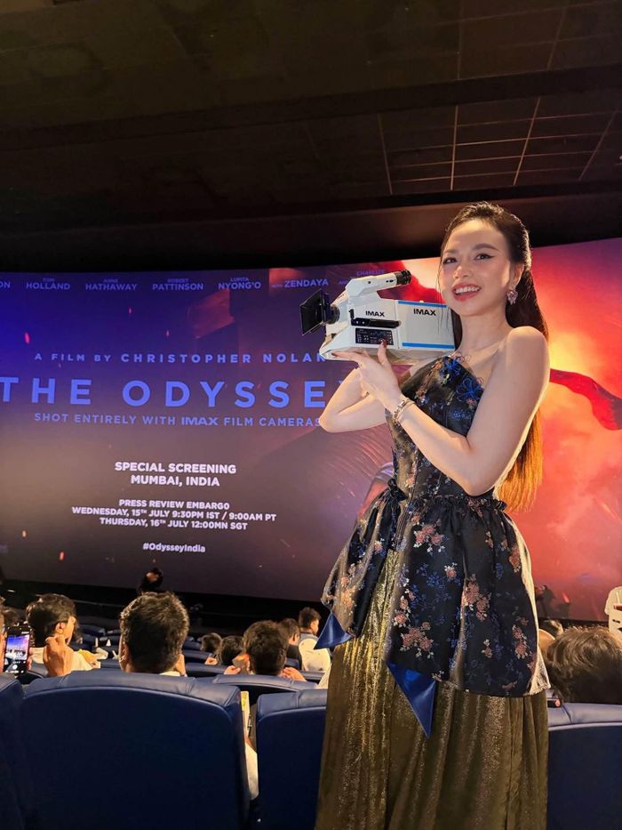 Đinh Ngọc Diệp với mô hình máy quay IMAX được thực hiện để quay "The Odyssey". 