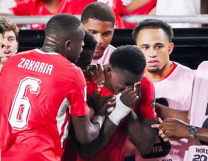 Embolo bật khóc lúc bị truất quyền thi đấu - Ảnh: BR Football