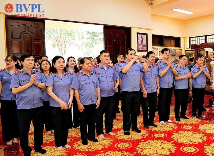  Đoàn công tác VKSND TP Hồ Chí Minh thăm Nhà lưu niệm Nữ Anh hùng Võ Thị Sáu.