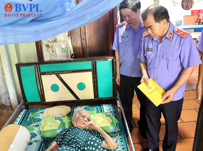  Đoàn công tác do đồng chí Lại Văn Loan - Phó Viện trưởng VKSND thành phố làm Trưởng đoàn đã đến thăm Mẹ Việt Nam Anh hùng Trần Thị Đường.
