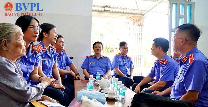  Đoàn công tác do đồng chí Ngô Phạm Việt - Phó Viện trưởng VKSND thành phố làm Trưởng đoàn đã đến thăm Mẹ Việt Nam Anh hùng Trần Thị Lưỡng.