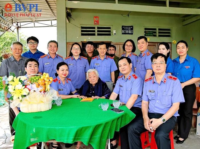  Đoàn công tác do đồng chí Lê Văn Đông - Viện trưởng VKSND thành phố làm Trưởng đoàn đã đến thăm Mẹ Việt Nam Anh hùng Nguyễn Thị Chính.