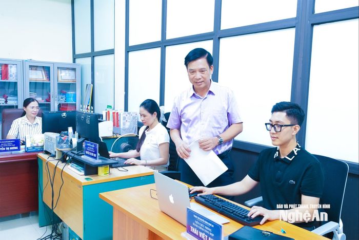 Lãnh đạo Trung tâm Khuyến nông tỉnh kiểm tra việc ứng dụng chuyển đổi số của đội ngũ cán bộ, viên chức. Ảnh: Mai Hoa