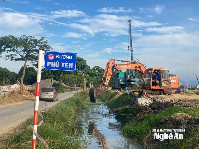 Phường Vinh Phú khơi thông dòng chảy, đảm bảo tiêu úng trước mùa mưa bão. Ảnh: Q.A