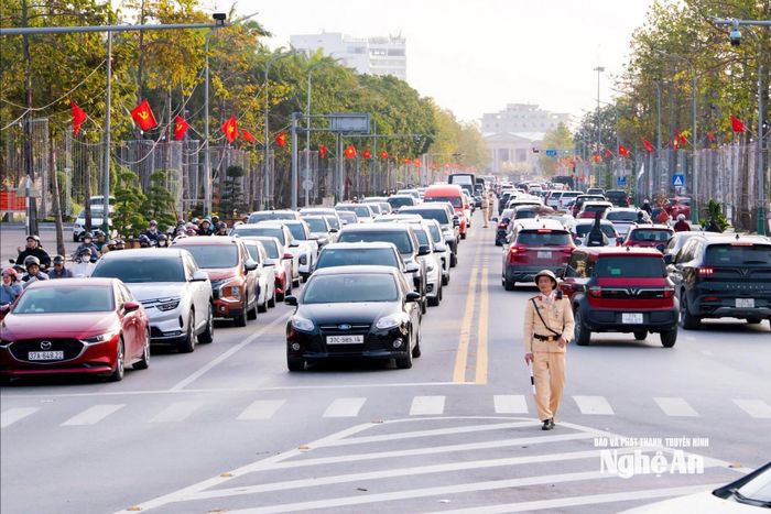Lực lượng chức năng có mặt tại các nút giao trọng điểm để điều tiết giao thông. Ảnh tư liệu: Nguyễn Đạo
