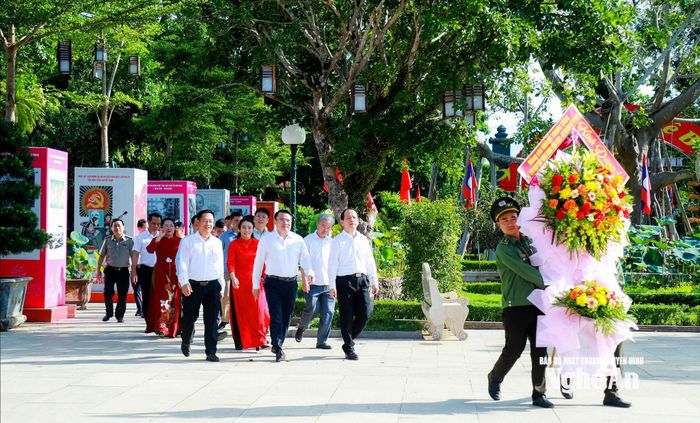Đoàn công tác Bộ Tư pháp do Bộ trưởng Hoàng Thanh Tùng làm Trưởng đoàn về dâng hoa, dâng hương tưởng niệm Chủ tịch Hồ Chí Minh tại Khu Di tích Quốc gia đặc biệt Kim Liên. Ảnh: Thành Duy