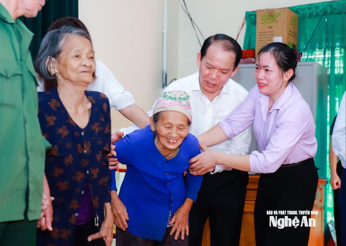 Đồng chí Hoàng Thanh Tùng - Ủy viên Trung ương Đảng, Bộ trưởng Bộ Tư pháp ân cần thăm hỏi gia đình chính sách xã Giai Lạc. Ảnh: Thành Duy