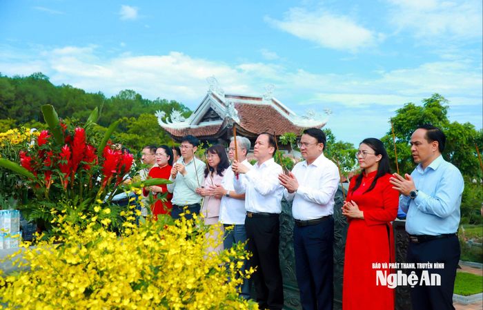 Đoàn đại biểu về dâng hoa, dâng hương tại đền Chung Sơn. Ảnh: Thành Duy