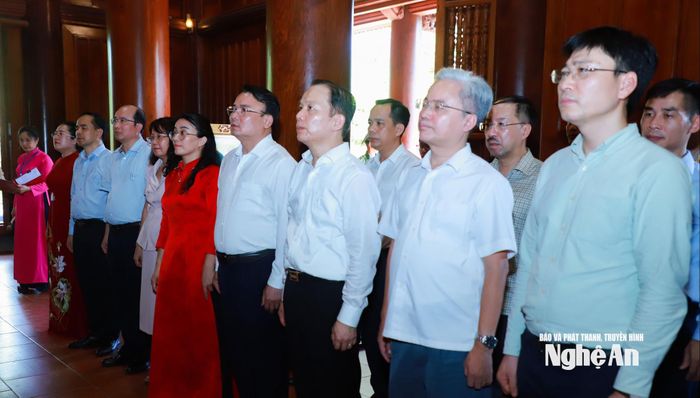 Đoàn đại biểu thành kính tưởng niệm Chủ tịch Hồ Chí Minh. Ảnh: Thành Duy