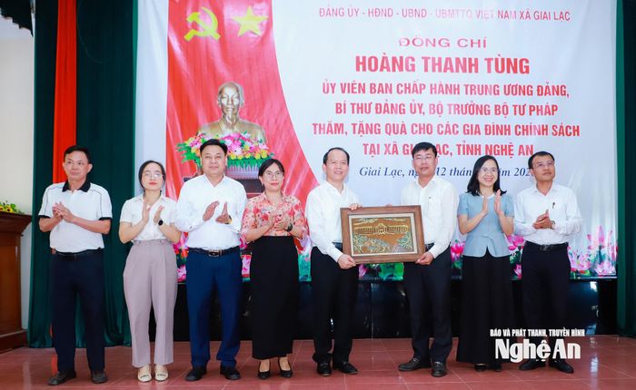 Bộ trưởng Bộ Tư pháp Hoàng Thanh Tùng tặng quà lưu niệm đến xã Giai Lạc. Ảnh: Thành Duy