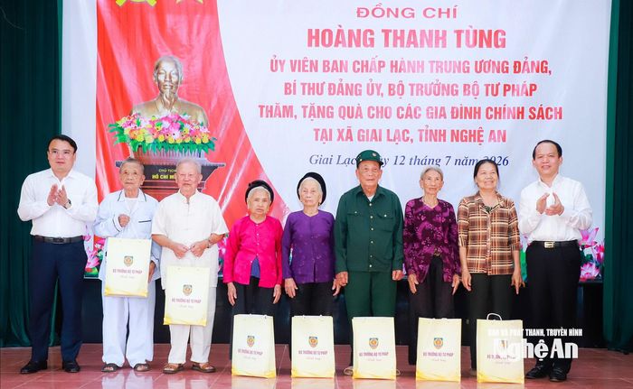 Bộ trưởng Bộ Tư pháp Hoàng Thanh Tùng và Phó Chủ tịch UBND tỉnh Nghệ An Phùng Thành Vinh tặng quà đến gia đình chính sách xã Giai Lạc. Ảnh: Thành Duy