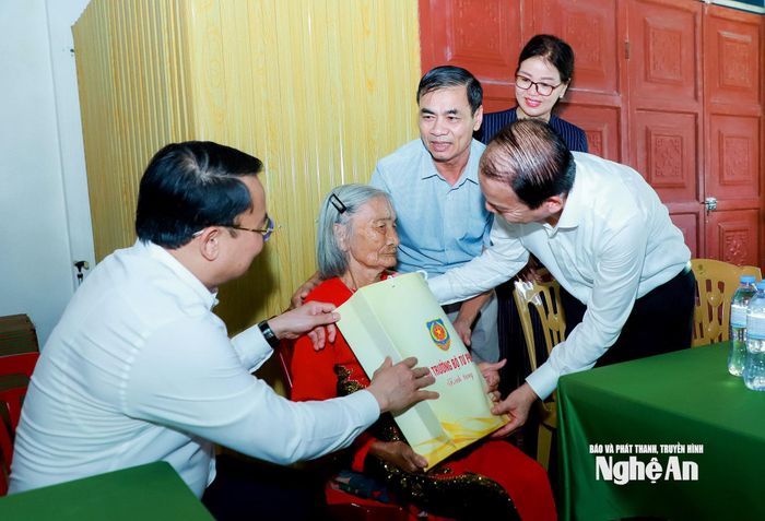 Bộ trưởng Bộ Tư pháp Hoàng Thanh Tùng tặng quà tri ân Mẹ Việt Nam Anh hùng Nguyễn Thị Lĩnh. Ảnh: Thành Duy