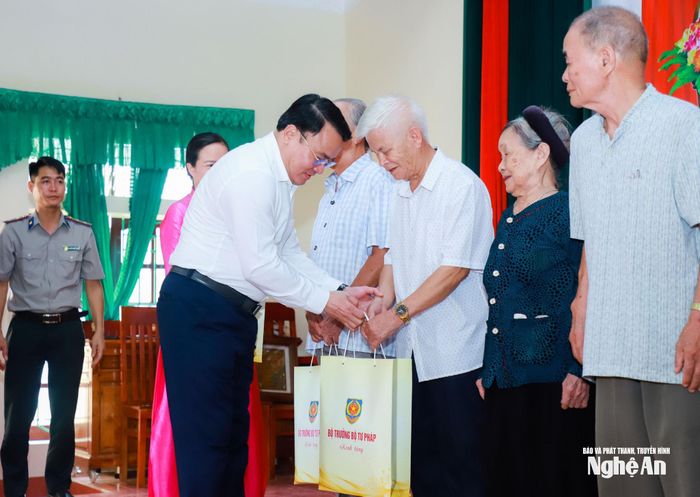 Phó Chủ tịch UBND tỉnh Nghệ An Phùng Thành Vinh tặng quà đến gia đình chính sách xã Giai Lạc. Ảnh: Thành Duy