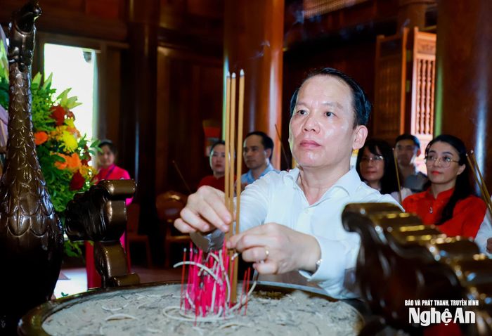 Đồng chí Hoàng Thanh Tùng - Ủy viên Trung ương Đảng, Bộ trưởng Bộ Tư pháp dâng hương tưởng niệm Chủ tịch Hồ Chí Minh. Ảnh: Thành Duy