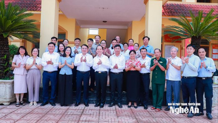 Bộ trưởng Bộ Tư pháp Hoàng Thanh Tùng và Phó Chủ tịch UBND tỉnh Nghệ An Phùng Thành Vinh chụp ảnh lưu niệm với lãnh đạo, cán bộ, nhân dân xã Giai Lạc. Ảnh: Thành Duy