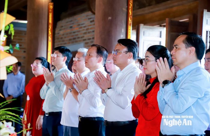Các đại biểu thành kính tưởng niệm tại đền Chung Sơn. Ảnh: Thành Duy