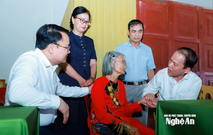 Bộ trưởng Bộ Tư pháp Hoàng Thanh Tùng ân cần thăm hỏi Mẹ Việt Nam Anh hùng Nguyễn Thị Lĩnh. Ảnh: Thành Duy