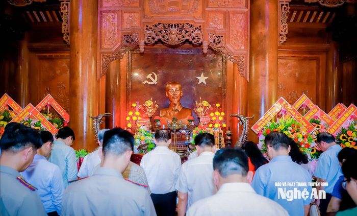 Các đại biểu thành kính tưởng niệm Chủ tịch Hồ Chí Minh. Ảnh: Thành Duy