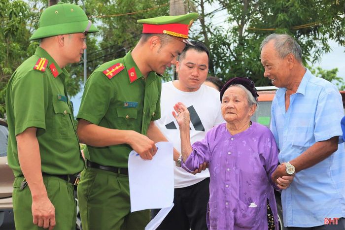 Thân nhân liệt sĩ được các ngành chức năng hướng dẫn thu thập mẫu ADN vào đầu tháng 7/2026.