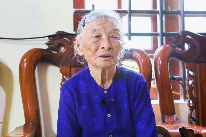 Điều khiến mẹ Hồng day dứt ở tuổi xế chiều là chưa tìm được chính xác phần mộ của con trai.