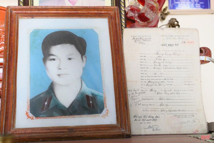 Mẹ Nguyễn Thị Hồng xúc động mỗi lần ngắm nhìn di ảnh của con trai là liệt sĩ Hoàng Trọng Hùng.