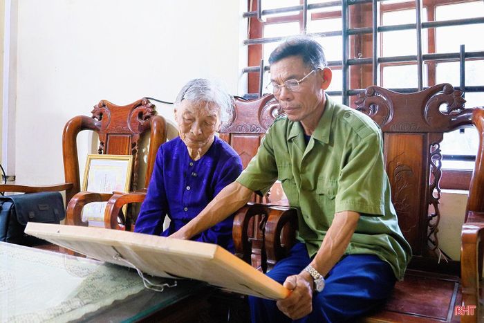 Gia đình mẹ Hồng chia sẻ với phóng viên về người con trai cả được Tổ quốc ghi công.