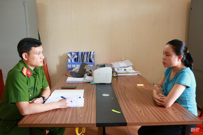 Cơ quan công an làm việc với đối tượng Nguyễn Thị Thảo (áo trắng) và Vi Thị Nụ.