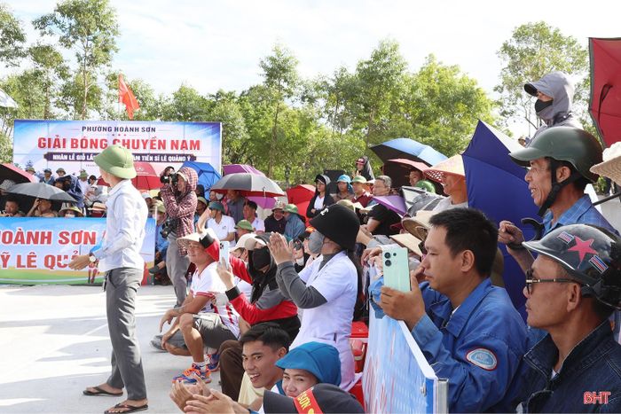 Giải đấu thu hút đông đảo bà con nhân dân đến xem và cổ vũ cho các đội.