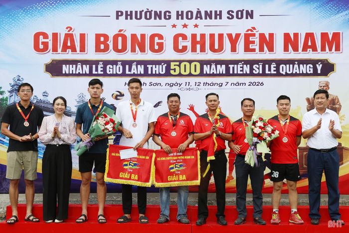 Ban tổ chức trao đồng giải ba cho đội bóng chuyền Hội Doanh nghiệp phường Hoành Sơn và đội bóng chuyền Ngân hàng NN&amp;PTNT chi nhánh Hà Tĩnh.